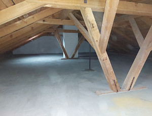 Zateplení stropu rodinného domu pomocí foukané izolace